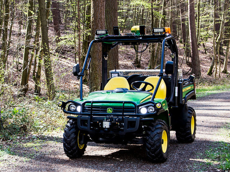 Ein Autonomes Landfahrzeug der Marke John Deere