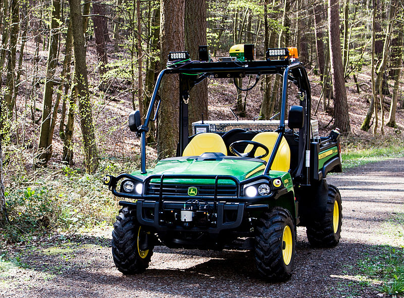 Ein Autonomes Landfahrzeug der Marke John Deere