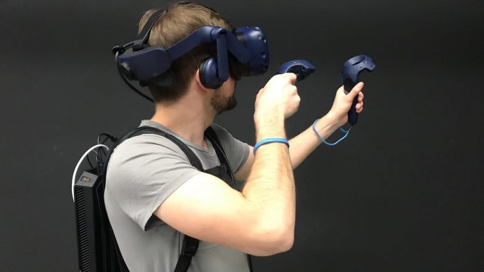 Eine Person in nutzung einer VR Brille