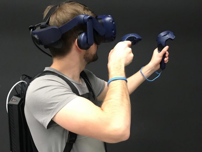 Eine Person in nutzung einer VR Brille