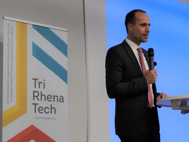 Clemens Hoch, Minister für Wissenschaft und Gesundheit des Landes Rheinland-Pfalz, während seines Schlussworts bei der diesjährigen Upper-Rhine Artificial Intelligence Konferenz