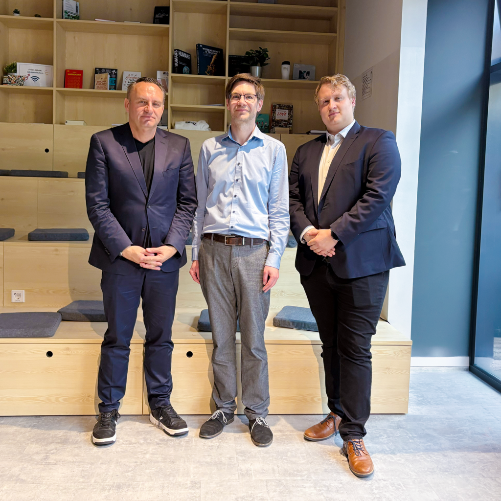 Ein Bild der drei Vortragenden. Von links nach rechts: Prof. Dr. Thomas Söbbing, Prof. Dr. André Liebscher und Dr.-Ing. Tobias Kraft.